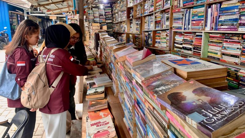 Pengunjung sedang memilih buku di Pasar Buku Medan yang terletak di Jalan Hitam, Kelurahan Perintis, Kecamatan Medan Timur, Kota Medan, Sumatera Utara. Foto: Topikseru.com/Agus Sinaga