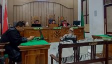 Mantan Kadisdik Tebing Tinggi, Pardamean Siregar terdakwa kasus korupsi menjalani sidang putusan di Pengadilan Tipikor Medan, Kamis (11/9/2025) sore.
Foto: Topikseru.com/Agustian
