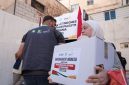 Salah seorang pengungsi yang merupakan warga Palestina menerima bantuan kemanusiaan dari Muhammadiyah di Yordania, Jumat (12/9/2025)