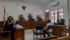 Terdakwa Stevanus Deo Bangun alias Evan saat menjalani persidangan di PN Medan. Foto: Topikseru.com/Agustian