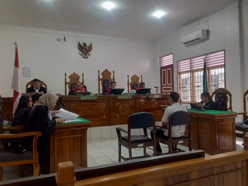 Terdakwa Stevanus Deo Bangun alias Evan saat menjalani persidangan di PN Medan. Foto: Topikseru.com/Agustian