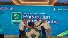 Direktur Sin Po TV Ariawan, Deputy Director planning, scheduling, and research development Indosiar Elkyin Gabriel, Komisaris Utama I.League Zainudin Amali, Direktur utama Pegadaian Damar Latri Setiawan, Direktur I.League Ferry Paulus, dan Direktur pemasaran, penjualan, dan pengembangan produk Pegadaian Selfie Dewiyanti (ki-ka) menekan tombol tanda diresmikannya Pegadaian Championship 2025/2026 secara simbolis di Hotel Adimulia, Medan, Jumat (12/9/2025).