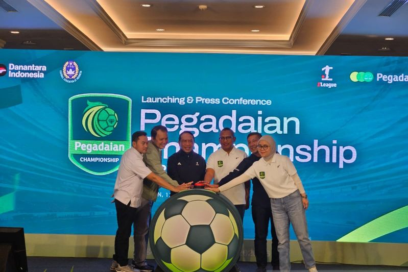 Direktur Sin Po TV Ariawan, Deputy Director planning, scheduling, and research development Indosiar Elkyin Gabriel, Komisaris Utama I.League Zainudin Amali, Direktur utama Pegadaian Damar Latri Setiawan, Direktur I.League Ferry Paulus, dan Direktur pemasaran, penjualan, dan pengembangan produk Pegadaian Selfie Dewiyanti (ki-ka) menekan tombol tanda diresmikannya Pegadaian Championship 2025/2026 secara simbolis di Hotel Adimulia, Medan, Jumat (12/9/2025).
