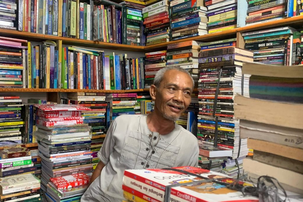 Hari Kunjung Perpustakaan dan Nasib Pedagang Buku Medan yang Terancam Penggusuran