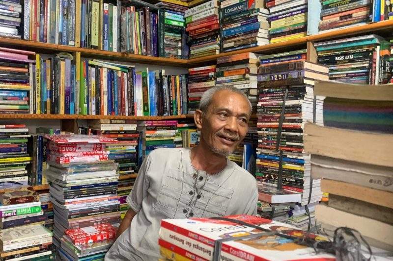Pedagang pasar buku eks Titi Gantung di Jalan Hitam, Kecamatan Medan Timur, Kota Medan, Sumut. Foto: Topikseru.com/Agus Sinaga