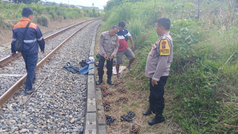 KAI Sumut mengamankan seorang pencuri besi rel  besi penambat rel di jalur kereta api Kecamatan Siantar Martoba, Kota Pematangsiantar, Sabtu (13/9) siang. Foto: Dok. Humas KAI Sumut