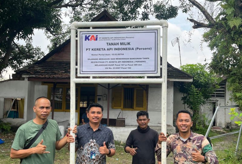 PT KAI memasang plang atas aset yang telah dimenangkan di PN Medan, di Jalan Perintis Kemerdekaan, Kecamatan Medan Timur, Kota Medan, Sumatera Utara. Minggu (14/9/2025). 
Foto: Dok. PT KAI Sumut