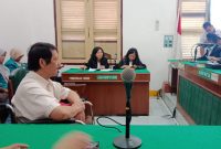 dr Paulus Yusnari Lian Saw Zung Sp.B, terdakwa kasus pengrusakan menjalani sidang putusan di PN Medan, Selasa (23/9/2025). Foto: Topikseru.com/Agustian
