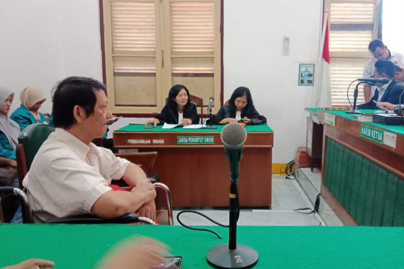 dr Paulus Yusnari Lian Saw Zung Sp.B, terdakwa kasus pengrusakan menjalani sidang putusan di PN Medan, Selasa (23/9/2025). Foto: Topikseru.com/Agustian