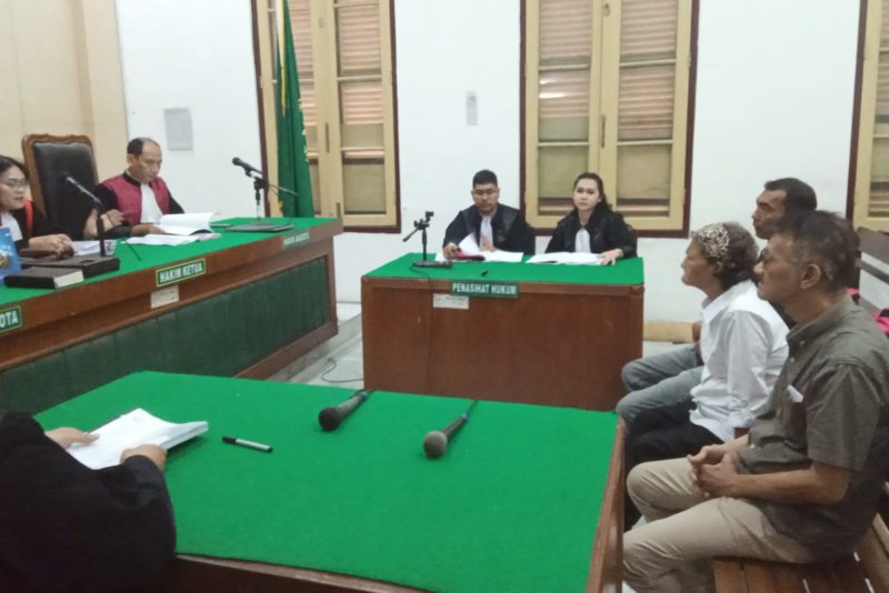 Ketiga terdakwa korupsi pengusaan aset PT KAI, saat menjalani sidang tuntutan di Pengadilan Topikor Medan, Senin (15/9/2025). Foto: Topikseru.com/Agustian
