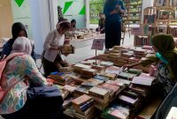 Sejumlah mahasiswa USU memilih buku di bazar buku murah dalam rangka peringatan Hari Kunjung Perpustakaan, yang digelar Perpustakaan USU, Senin (15/9/2025). Topikseru.com/Agus Sinaga