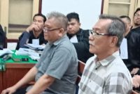 Kedua terdakwa korupsi di BNI Cabang Medan, saat menjalani sidang di Pengadilan Tipikor Medan. Dokumen Topikseru.com/Agustian