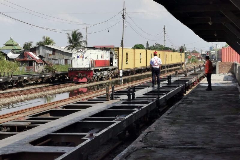 Kereta api angkutan barang di salah satu stasiun di Sumatera Utara. Foto: Dok. Humas KAI Sumut