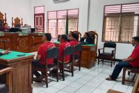 Empat Debt Collector terdakwa kasus perampasan mobil, menjalani sidang putusan sela, Rabu (17/9/2025). Foto: Topikseru.com/Agustian