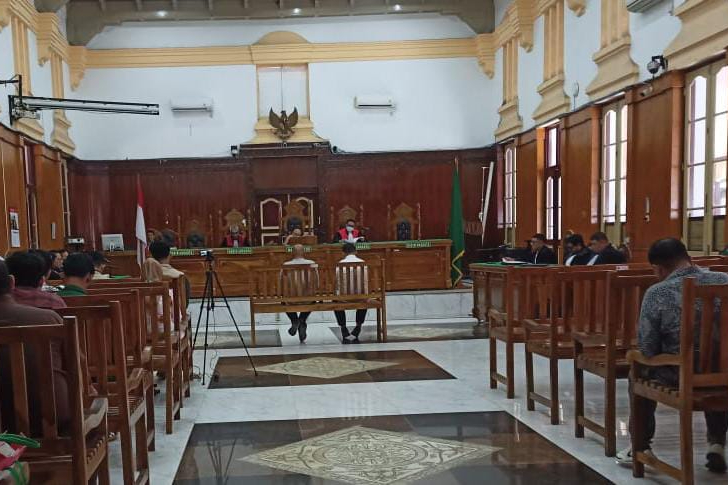 Dua terdakwa korupsi proyek Pelaksanaan Jalan Nasional (PJN) Wilayah I Medan, menjalani sidang dakwaan di Pengadilan Tipikor Medan, Rabu (17/9/2025). Foto: Topikseru.com/Agustian