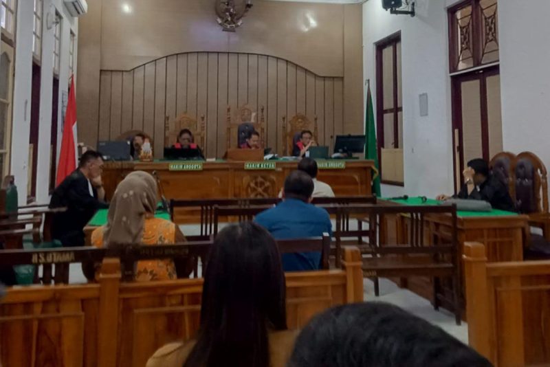 Majelis hakim Pengadilan Tipikor Medan membacakan putusan terhadap Parlindungan Nasution, mantan Kades di Tapteng, Kamis (18/9/2025). Foto: Topikseru.com/Agustian