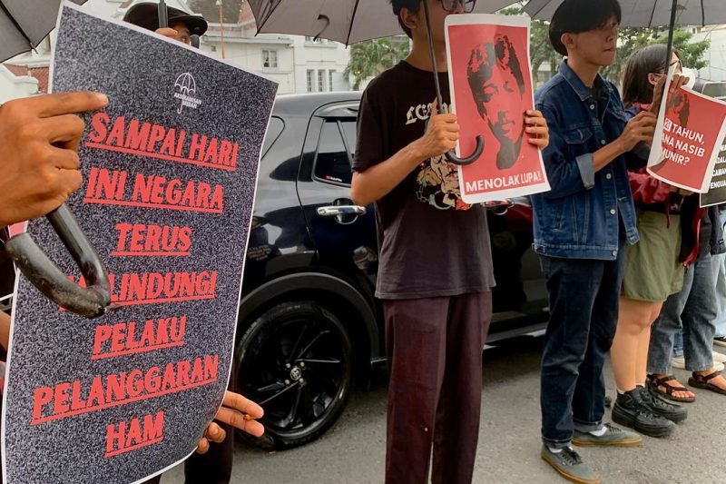 Peserta Aksi Kamisan Medan membentangkan poster di Titik Nol Kota Medan, Sumatera Utara, Kamis (18/9/2025). Foto: Topikseru.com/Agus Sinaga