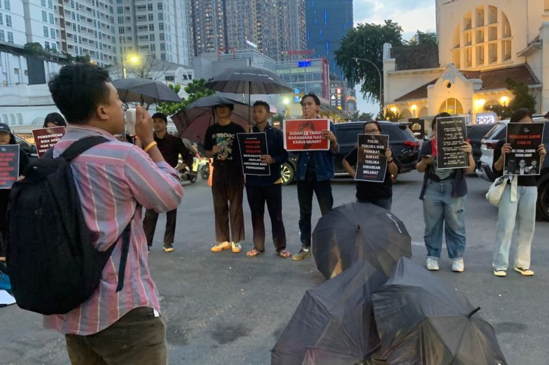 Ady, Staff Advokasi KontraS Sumut, saat berorasi dalam kegiatan Aksi Kamisan Medan di Titik Nol Kota Medan, Kamis (18/9/2025). Foto: Topikseru.com/Agus Sinaga