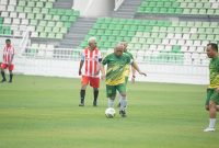 Kepala Kejati Sumut, Harli Siregar bermain penuh dalam laga persahabatan di Stadion Utama Sumatera Utara, Jumat (19/9/2025). Foto: Topikseru.com/Agustian