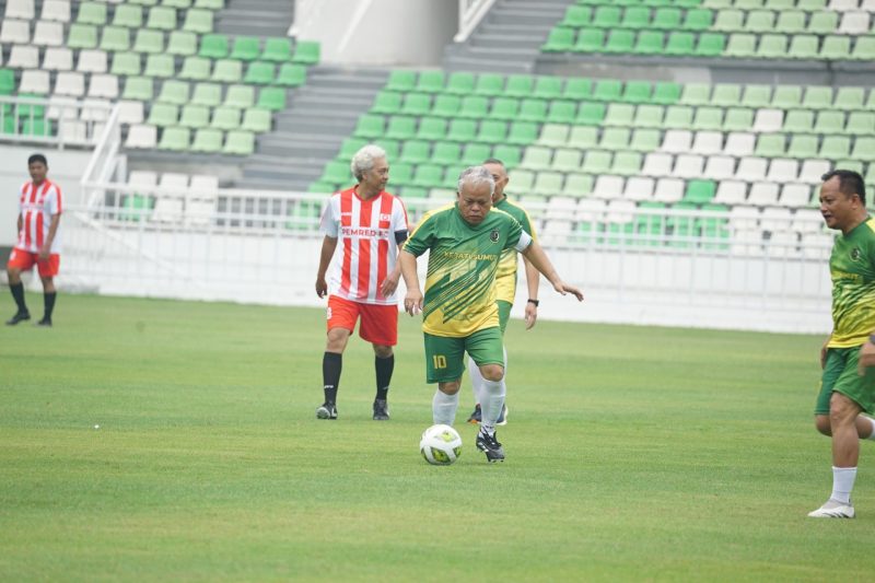 Kepala Kejati Sumut, Harli Siregar bermain penuh dalam laga persahabatan di Stadion Utama Sumatera Utara, Jumat (19/9/2025). Foto: Topikseru.com/Agustian