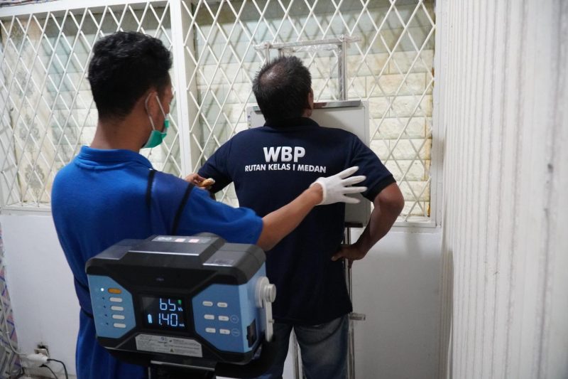 Salah satu warga binaan Rutan Kelas 1 Medan, melakukan skrining TB di Klinik Pratama Rutan. Foto: Dok.Rutan Kelas 1 Medan