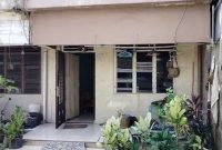 Penampakan sebuah rumah kos-kosan yang diduga menjadi tempat perdagangan bayi di Jalan Jamin Ginting, Kota Medan. Foto: Topikseru.com/Agus Sinaga
