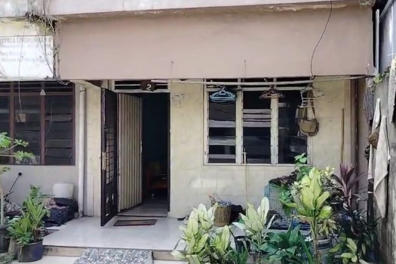 Penampakan sebuah rumah kos-kosan yang diduga menjadi tempat perdagangan bayi di Jalan Jamin Ginting, Kota Medan. Foto: Topikseru.com/Agus Sinaga