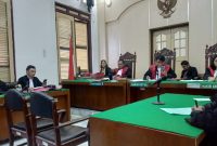 Terdakwa Siti Diana Megawati alias Mega saat menjalani persidangan di PN Medan yang diikuti terdakwa secara daring. Foto: Topikseru.com/Agustian