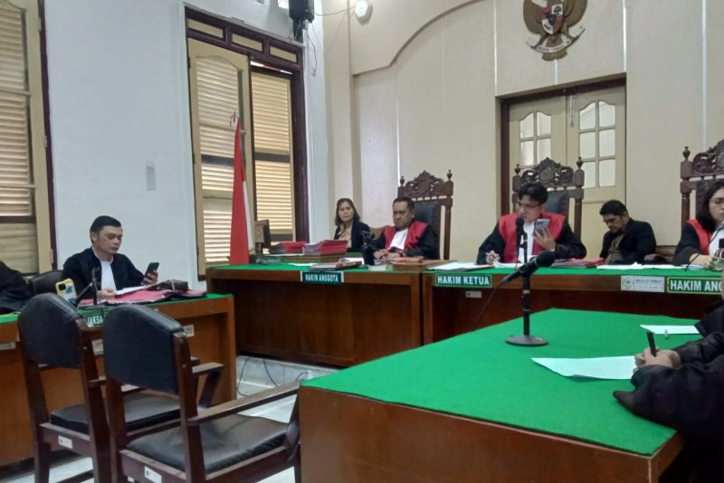 Terdakwa Siti Diana Megawati alias Mega saat menjalani persidangan di PN Medan yang diikuti terdakwa secara daring. Foto: Topikseru.com/Agustian