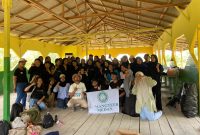 Komunitas Kemangteer menggelar kegiatan menanam 1.000 bibit mangrove sekaligus aksi bersih-bersih pantai di kawasan wisata Pantai Paluh Getah, Desa Tanjung Rejo, Kecamatan Percut Sei Tuan, Deli Serdang. Foto: Dok.Kemangteer