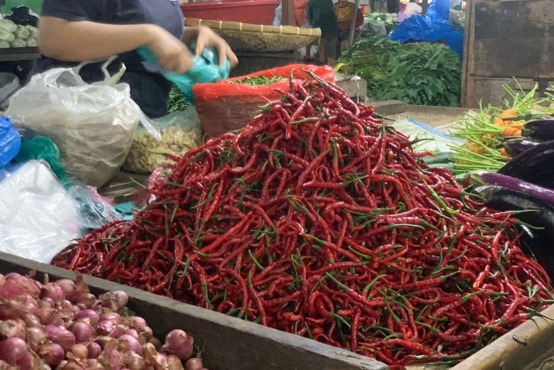 Tumpukan cabai merah di Pasar Simpang Limun, Kota Medan, Sumatera Utara, Senin (22/9/2025), Foto: Topikseru.com/Agus Sinaga