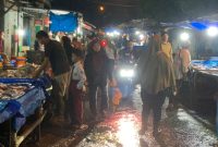 Sejumlah warga sedang berbelanja di Pasar Tradisional Simpang Limun, Senin (22/9/2025). Topikseru.com/ Agus Sinaga