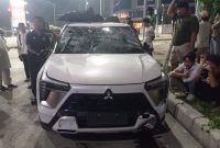 Kondisi mobil Mitsubishi X-Force bernomor polisi BK 1165 AFU yang rusak parah setelah menjadi sasaran amuk massa di Medan, Minggu (21/9/2025) malam. Foto: Dok. Satlantas Polrestabes Medan