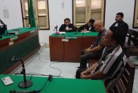 Mantan Kadis Kominfo Taput, Polmudi Sagala dan rekannya Hanson Einstein Siregar selaku PPK, saat menjalani sidang di Pengadilan Tipikor Medan. Dok: Topikseru.com/Agustian