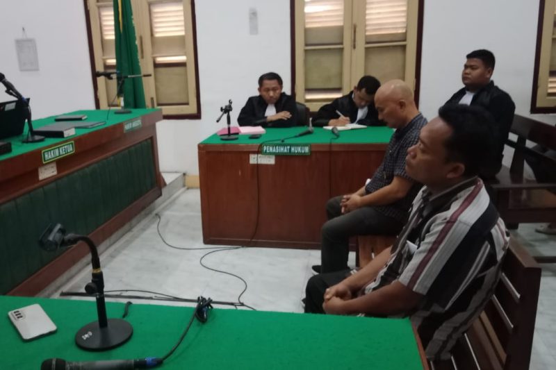 Mantan Kadis Kominfo Taput, Polmudi Sagala dan rekannya Hanson Einstein Siregar selaku PPK, saat menjalani sidang di Pengadilan Tipikor Medan. Dok: Topikseru.com/Agustian