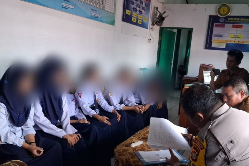 Para pelajar yang kedapatan mengkonsumsi narkotika jenis sintetis di Kendari, Sulawesi Tenggara.