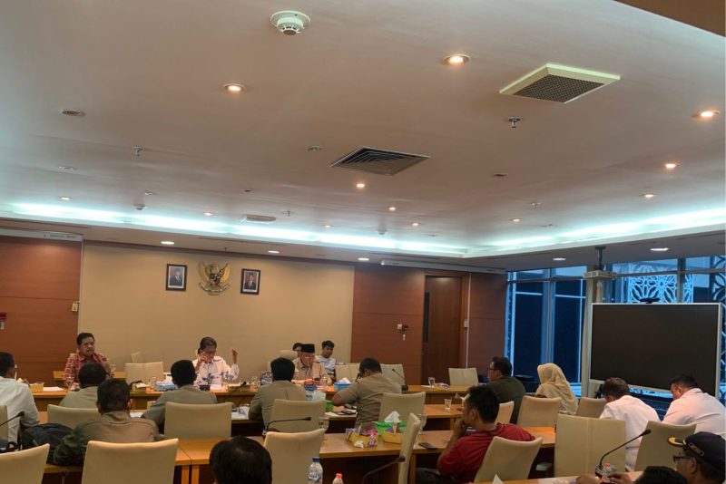 Rapat Dengar Pendapat (RDP) terkait PHK sepihak oleh CV BSS terhadap 8 pekerja dari serikat buruh FPBI di Gedung DPRD Sumut, Senin, (22/9/2025). Foto: Topikseru.com/Agus Sinaga