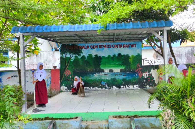 Aqil, bocah SD di Deli Serdang yang viral lantaran sikap teladannya membersihkan musala. Foto: Topikseru.com/Mangara Wahyudi