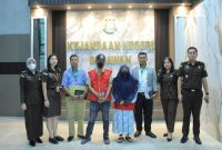 Kejari Belawan tahan EY dan TJT, dua tersangka dugaan korupsi Dana BOS di SMA Negeri 19 Medan, Selasa (23/9/2025). Foto: Dok.Kejari Belawan