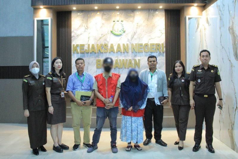 Kejari Belawan tahan EY dan TJT, dua tersangka dugaan korupsi Dana BOS di SMA Negeri 19 Medan, Selasa (23/9/2025). Foto: Dok.Kejari Belawan