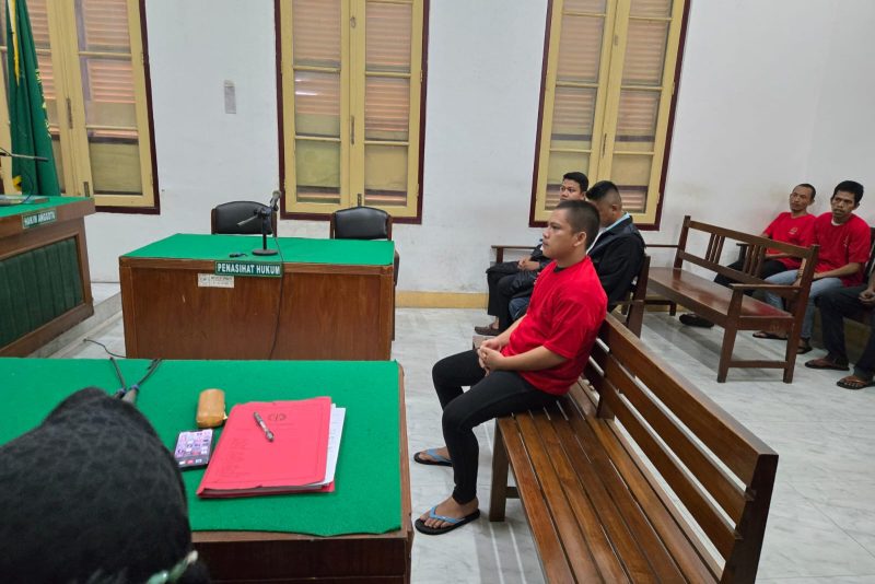 Terdakwa Habibi Akbar, mejalani sidang dakwaan terkait kasus ganja di PN Medan, Selasa (23/9/2025). Foto: Topikseru.com/Agustian