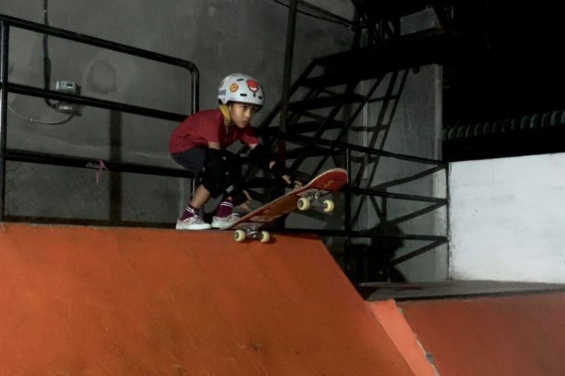 Hazard (7), salah satu atlet skateboard U-10 yang akan bertanding di ajang kompetisi internasional Skateboarding Contest yang digelar pada 1-5 Oktober 2025 di Kuta, Bali, Indonesia. Menteng Skatepark, Kota Medan, Sumatera Utara, Selasa (23/9/2025). Foto: Topikseru.com/Agus Sinaga