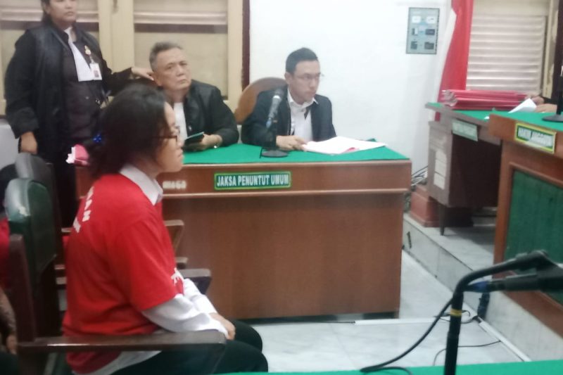 Githa Rubyanah terdakwa kasus TPPO, menjalani sidang putusan di PN Medan, Rabu (24/9/2025). Foto: Topikseru.com/Agustian