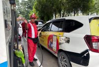 Sunaryo, seorang operator SPBU saat menjalankan tugas melayani masyarakat. Foto: Dok Pertamina Patra Niaga Sumbagut