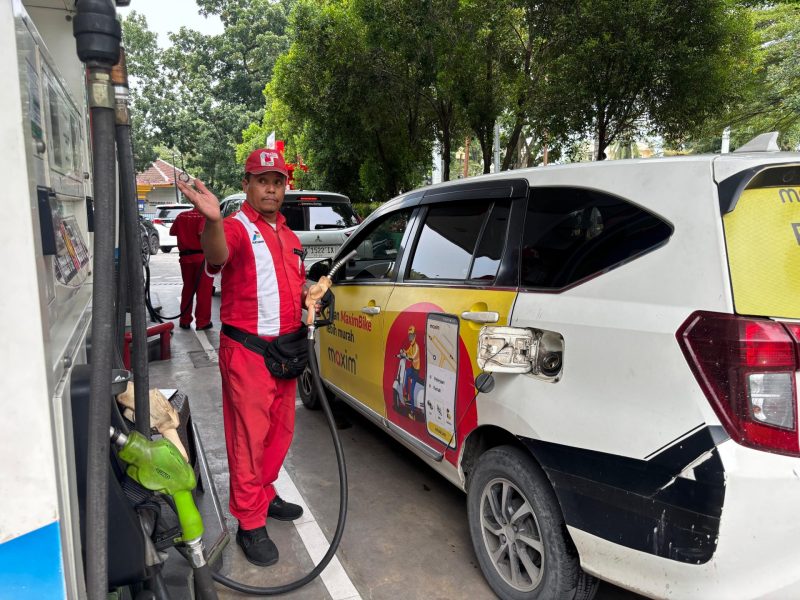 Sunaryo, seorang operator SPBU saat menjalankan tugas melayani masyarakat. Foto: Dok Pertamina Patra Niaga Sumbagut