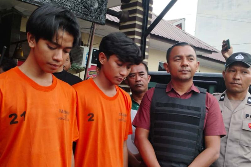 Dua tersangka begal sadis ditangkap Polsek Medan Tembung. Keduanya sempat bekerja sebagai karyawan pemandian air panas di Karo sebelum diciduk polisi. Foto: Dok.Humas Polsek Medan Tembung