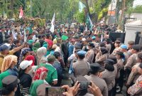 Massa APARA Gedung DPRD Sumut menjemput Wagub Sumut H. Surya yang sedang rapat paripurna di DPRD Sumut. (24/9/2025) Foto: Topikseru.com/Agus Sinaga