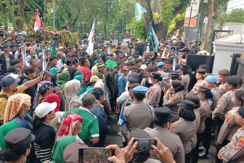 Massa APARA Gedung DPRD Sumut menjemput Wagub Sumut H. Surya yang sedang rapat paripurna di DPRD Sumut. (24/9/2025) Foto: Topikseru.com/Agus Sinaga