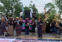 Kelompok Tani Lau Lepar Tengah (KTLLT) tengah melakukan aksi seni Rengget Karo di depan Kantor Gubernur Sumut, Rabu (24/9/2025). Foto: Topikseru.com/Agus Sinaga