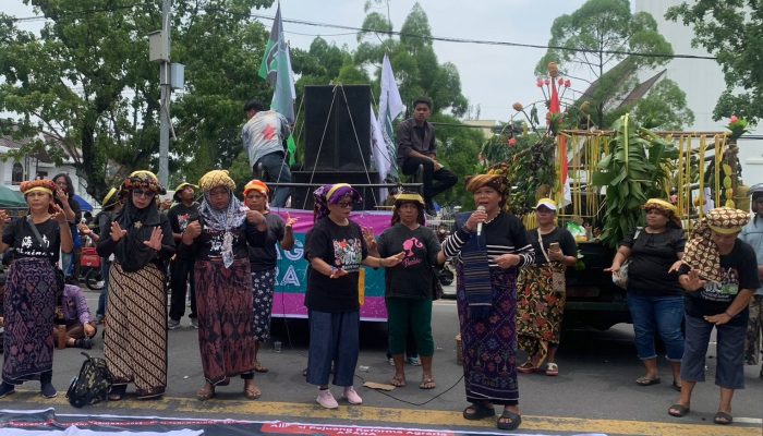 Hari Tani Nasional 2025: Petani Karo Sampaikan Kritik Lewat Rengget di Medan